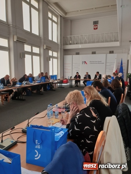 Zdjęcie w galerii na portalu naszraciborz.pl: Rektor PWSZ w Raciborzu na Międzynarodowym Seminarium w Warszawie wiadomości z regionu