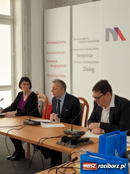 Zdjęcie w galerii na portalu naszraciborz.pl: Rektor PWSZ w Raciborzu na Międzynarodowym Seminarium w Warszawie wiadomości z regionu