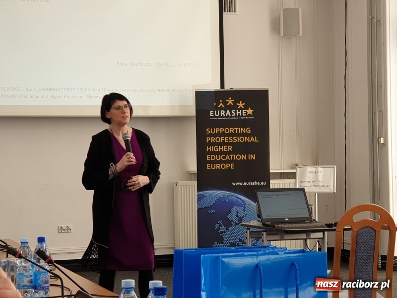 Zdjęcie w galerii na portalu naszraciborz.pl: Rektor PWSZ w Raciborzu na Międzynarodowym Seminarium w Warszawie wiadomości z regionu