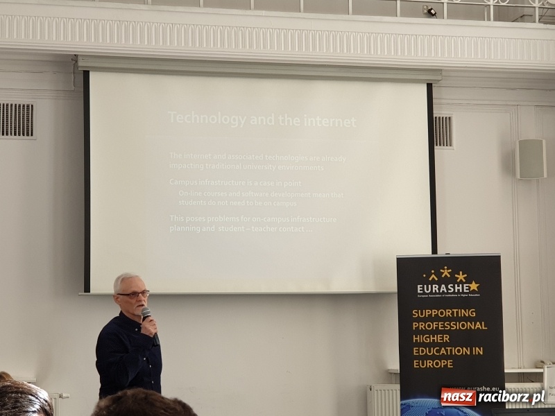 Zdjęcie w galerii na portalu naszraciborz.pl: Rektor PWSZ w Raciborzu na Międzynarodowym Seminarium w Warszawie wiadomości z regionu