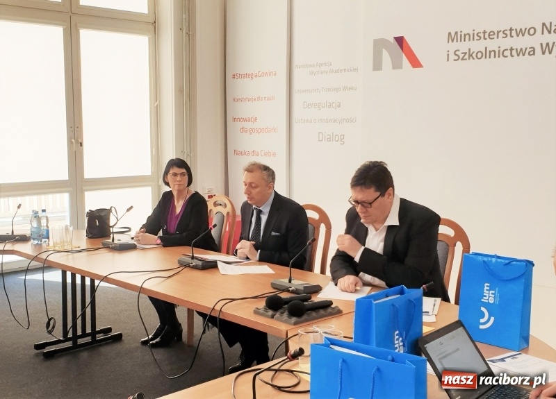 Zdjęcie w galerii na portalu naszraciborz.pl: Rektor PWSZ w Raciborzu na Międzynarodowym Seminarium w Warszawie wiadomości z regionu