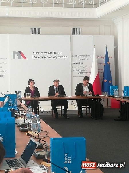 Zdjęcie w galerii na portalu naszraciborz.pl: Rektor PWSZ w Raciborzu na Międzynarodowym Seminarium w Warszawie wiadomości z regionu