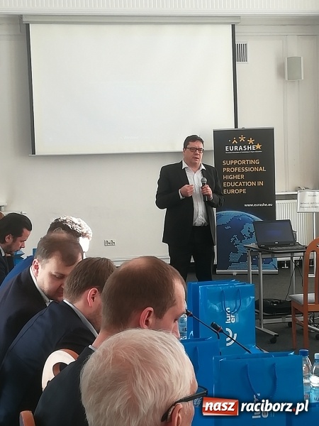 Zdjęcie w galerii na portalu naszraciborz.pl: Rektor PWSZ w Raciborzu na Międzynarodowym Seminarium w Warszawie wiadomości z regionu