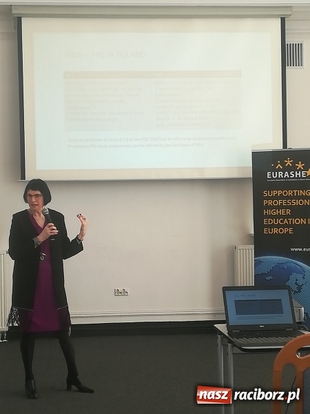 Zdjęcie w galerii na portalu naszraciborz.pl: Rektor PWSZ w Raciborzu na Międzynarodowym Seminarium w Warszawie wiadomości z regionu