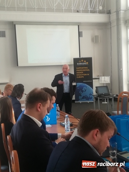 Zdjęcie w galerii na portalu naszraciborz.pl: Rektor PWSZ w Raciborzu na Międzynarodowym Seminarium w Warszawie wiadomości z regionu