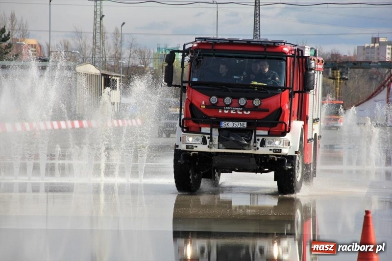 Zdjęcie w galerii na portalu naszraciborz.pl: Kontrolowany poślizg raciborskich strażaków [WIDEO] wiadomości z regionu