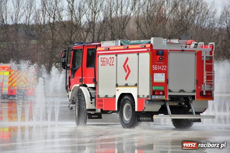 Zdjęcie w galerii na portalu naszraciborz.pl: Kontrolowany poślizg raciborskich strażaków [WIDEO] wiadomości z regionu