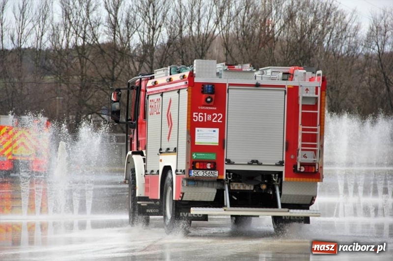 Zdjęcie w galerii na portalu naszraciborz.pl: Kontrolowany poślizg raciborskich strażaków [WIDEO] wiadomości z regionu