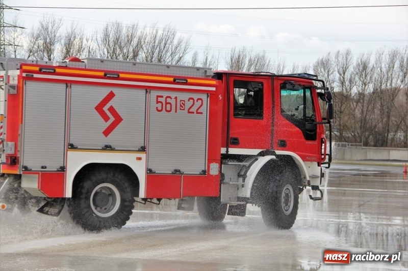 Zdjęcie w galerii na portalu naszraciborz.pl: Kontrolowany poślizg raciborskich strażaków [WIDEO] wiadomości z regionu