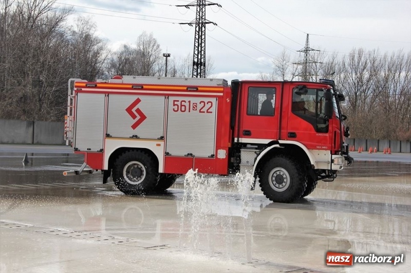 Zdjęcie w galerii na portalu naszraciborz.pl: Kontrolowany poślizg raciborskich strażaków [WIDEO] wiadomości z regionu
