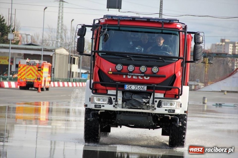 Zdjęcie w galerii na portalu naszraciborz.pl: Kontrolowany poślizg raciborskich strażaków [WIDEO] wiadomości z regionu