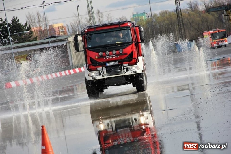 Zdjęcie w galerii na portalu naszraciborz.pl: Kontrolowany poślizg raciborskich strażaków [WIDEO] wiadomości z regionu