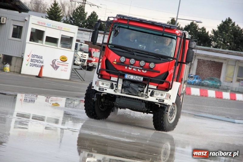Zdjęcie w galerii na portalu naszraciborz.pl: Kontrolowany poślizg raciborskich strażaków [WIDEO] wiadomości z regionu