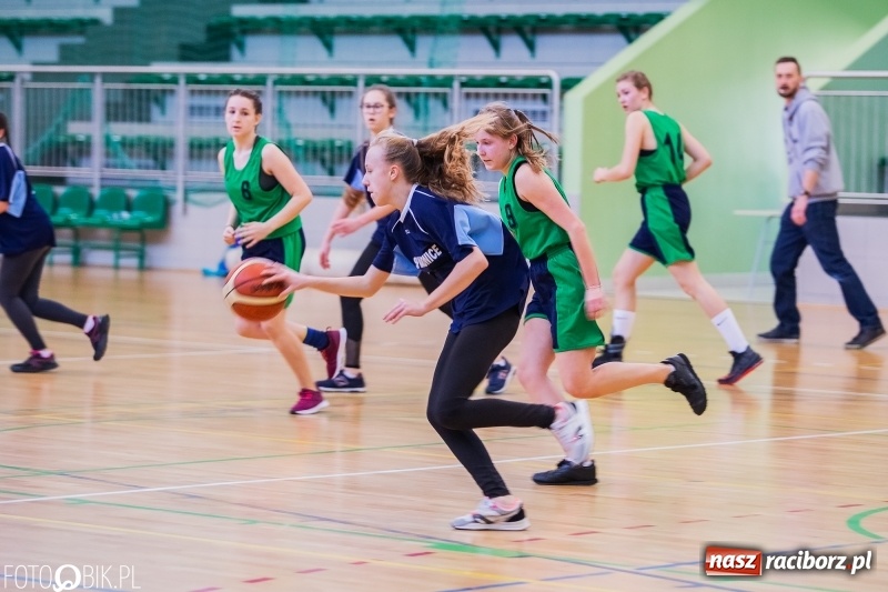 Zdjęcie w galerii na portalu naszraciborz.pl: Miejskie finały koszykówki dziewcząt w Arenie Rafako wiadomości z regionu