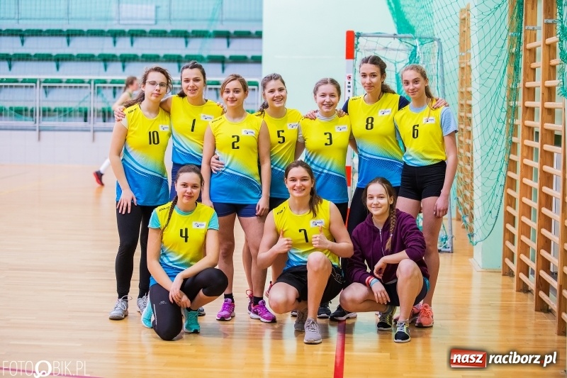Zdjęcie w galerii na portalu naszraciborz.pl: Miejskie finały koszykówki dziewcząt w Arenie Rafako wiadomości z regionu