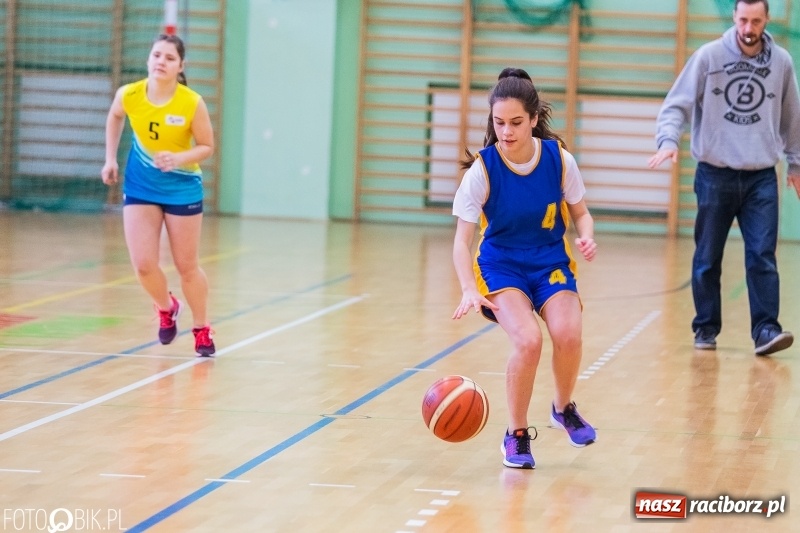 Zdjęcie w galerii na portalu naszraciborz.pl: Miejskie finały koszykówki dziewcząt w Arenie Rafako wiadomości z regionu