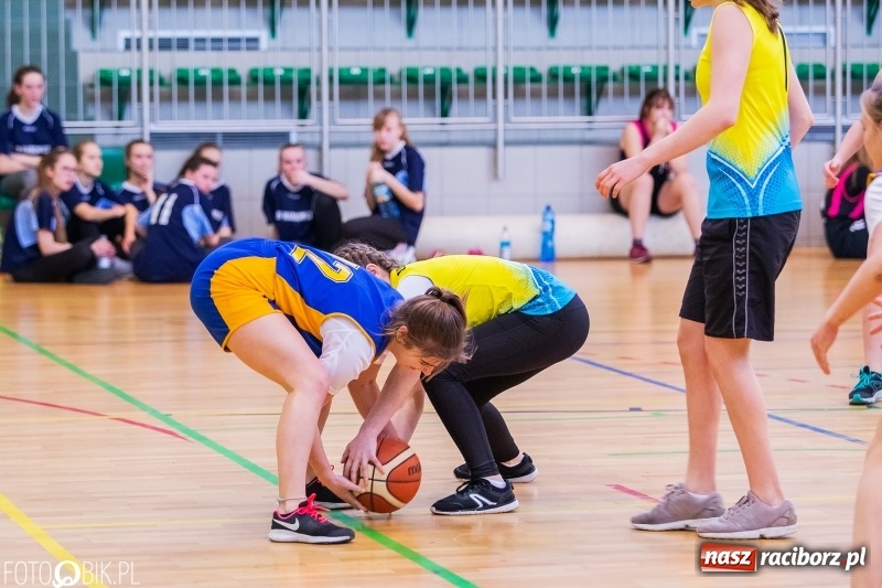 Zdjęcie w galerii na portalu naszraciborz.pl: Miejskie finały koszykówki dziewcząt w Arenie Rafako wiadomości z regionu