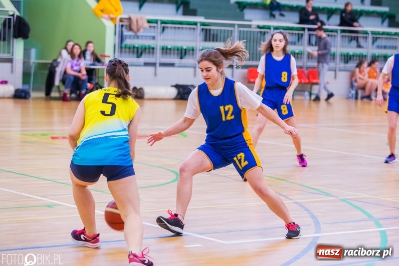 Zdjęcie w galerii na portalu naszraciborz.pl: Miejskie finały koszykówki dziewcząt w Arenie Rafako wiadomości z regionu