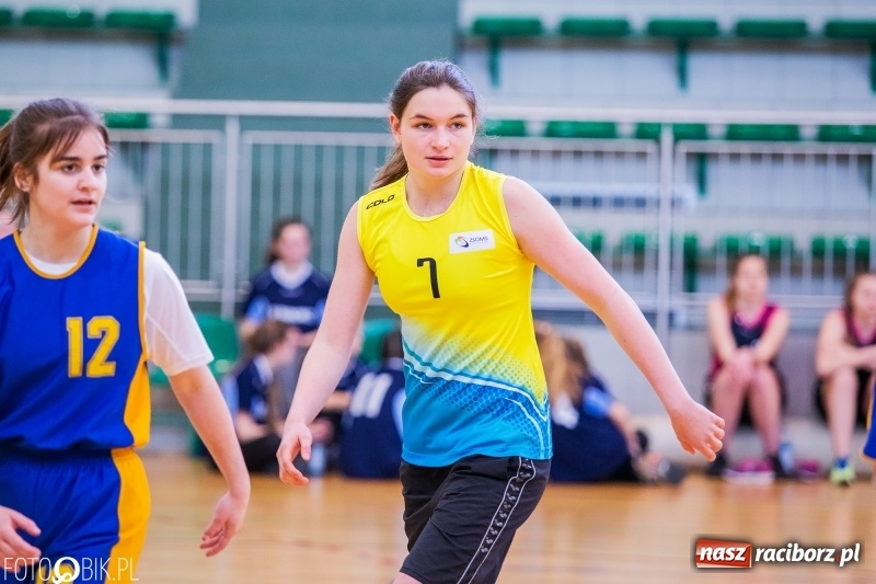Zdjęcie w galerii na portalu naszraciborz.pl: Miejskie finały koszykówki dziewcząt w Arenie Rafako wiadomości z regionu