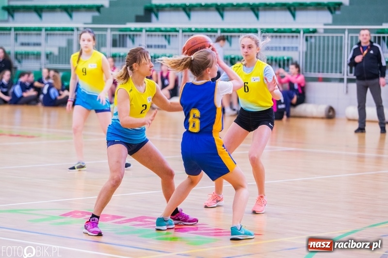 Zdjęcie w galerii na portalu naszraciborz.pl: Miejskie finały koszykówki dziewcząt w Arenie Rafako wiadomości z regionu