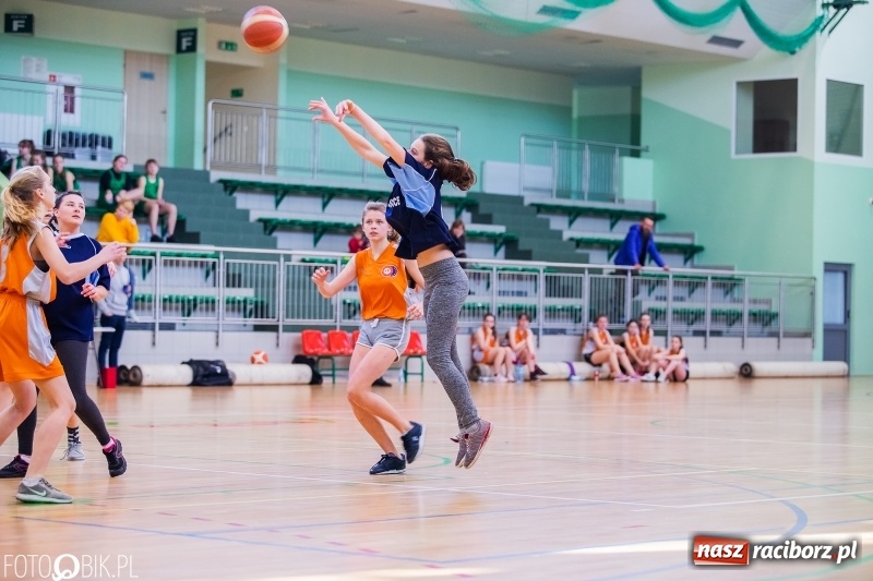 Zdjęcie w galerii na portalu naszraciborz.pl: Miejskie finały koszykówki dziewcząt w Arenie Rafako wiadomości z regionu