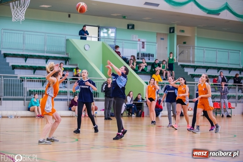Zdjęcie w galerii na portalu naszraciborz.pl: Miejskie finały koszykówki dziewcząt w Arenie Rafako wiadomości z regionu
