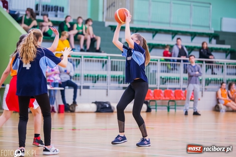 Zdjęcie w galerii na portalu naszraciborz.pl: Miejskie finały koszykówki dziewcząt w Arenie Rafako wiadomości z regionu