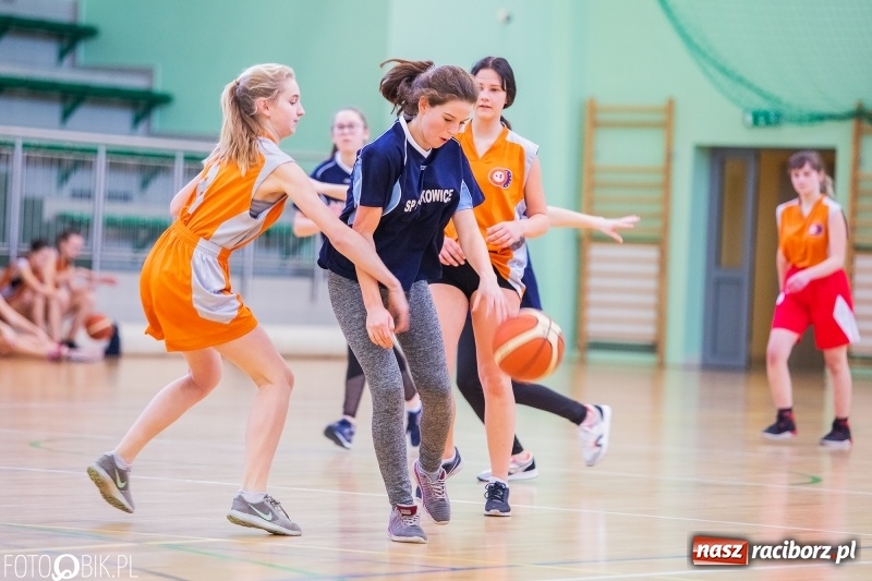 Zdjęcie w galerii na portalu naszraciborz.pl: Miejskie finały koszykówki dziewcząt w Arenie Rafako wiadomości z regionu