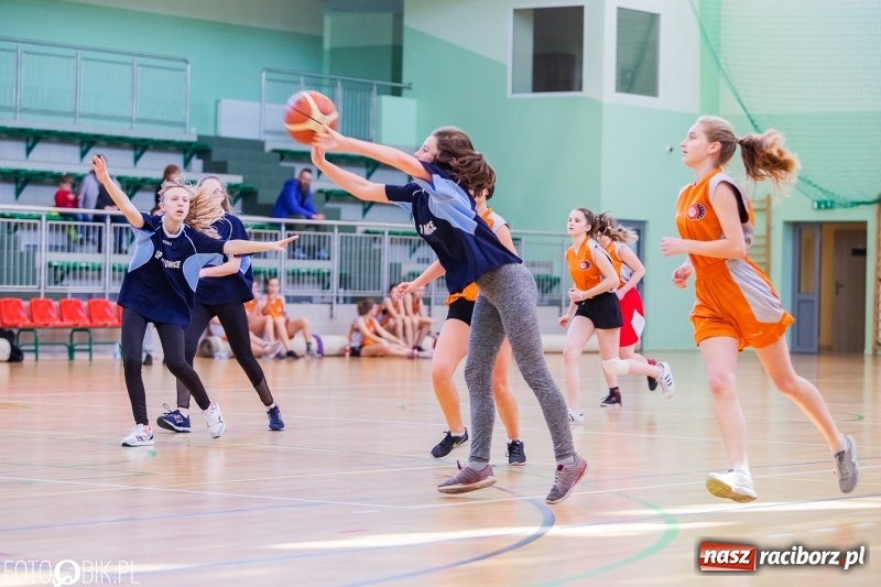 Zdjęcie w galerii na portalu naszraciborz.pl: Miejskie finały koszykówki dziewcząt w Arenie Rafako wiadomości z regionu