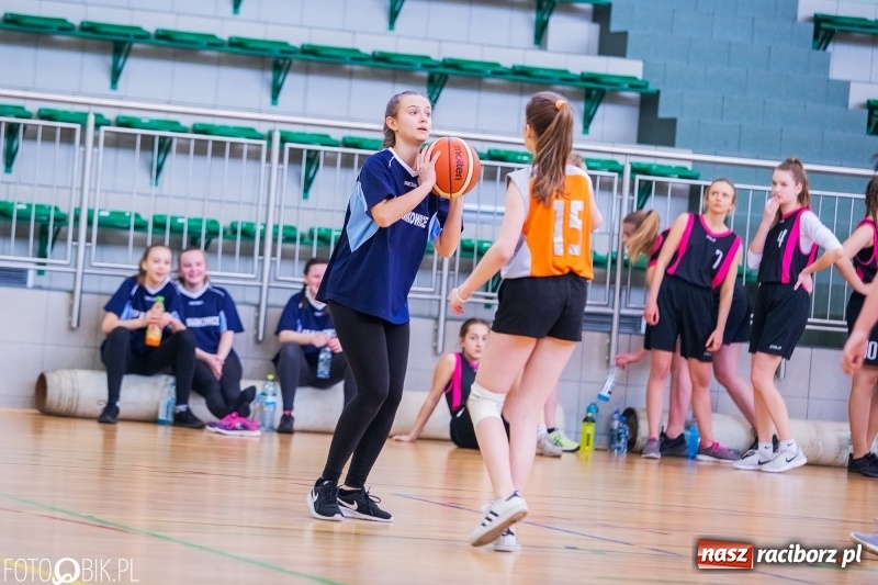 Zdjęcie w galerii na portalu naszraciborz.pl: Miejskie finały koszykówki dziewcząt w Arenie Rafako wiadomości z regionu