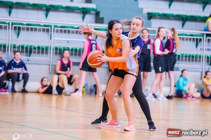 Zdjęcie w galerii na portalu naszraciborz.pl: Miejskie finały koszykówki dziewcząt w Arenie Rafako wiadomości z regionu