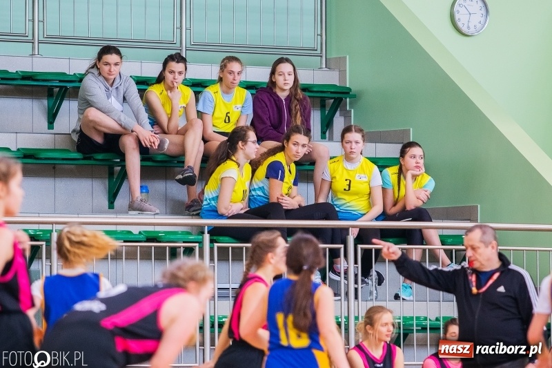 Zdjęcie w galerii na portalu naszraciborz.pl: Miejskie finały koszykówki dziewcząt w Arenie Rafako wiadomości z regionu