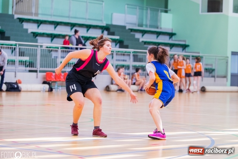 Zdjęcie w galerii na portalu naszraciborz.pl: Miejskie finały koszykówki dziewcząt w Arenie Rafako wiadomości z regionu
