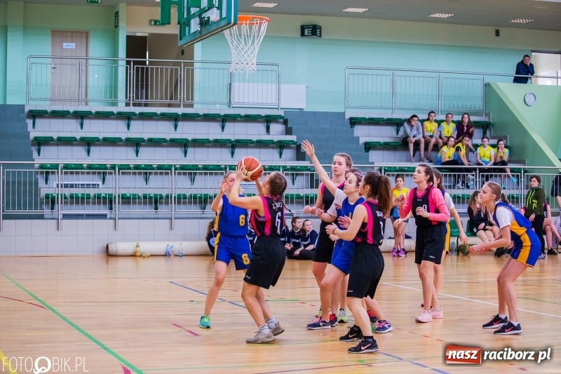 Zdjęcie w galerii na portalu naszraciborz.pl: Miejskie finały koszykówki dziewcząt w Arenie Rafako wiadomości z regionu