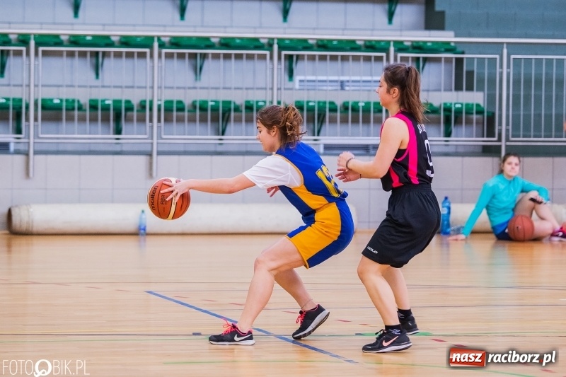 Zdjęcie w galerii na portalu naszraciborz.pl: Miejskie finały koszykówki dziewcząt w Arenie Rafako wiadomości z regionu