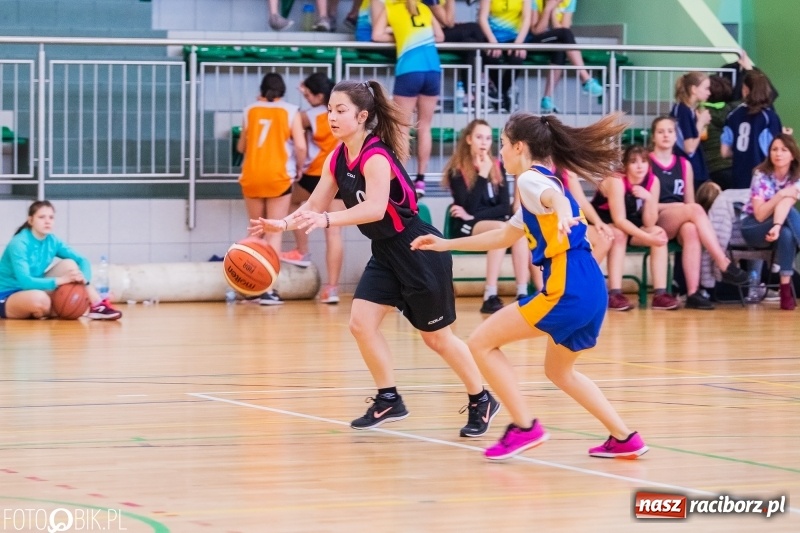 Zdjęcie w galerii na portalu naszraciborz.pl: Miejskie finały koszykówki dziewcząt w Arenie Rafako wiadomości z regionu