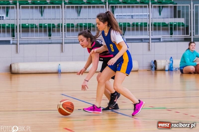 Zdjęcie w galerii na portalu naszraciborz.pl: Miejskie finały koszykówki dziewcząt w Arenie Rafako wiadomości z regionu