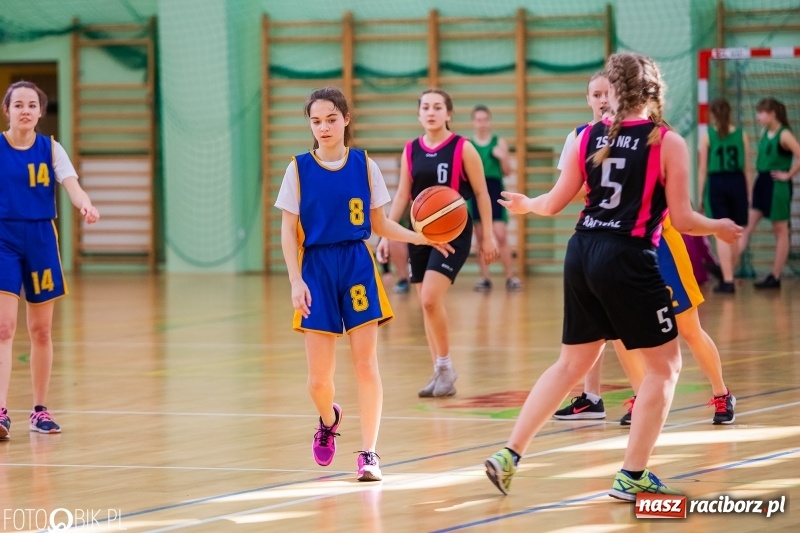 Zdjęcie w galerii na portalu naszraciborz.pl: Miejskie finały koszykówki dziewcząt w Arenie Rafako wiadomości z regionu