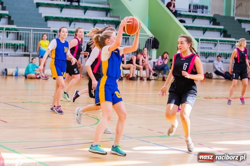 Zdjęcie w galerii na portalu naszraciborz.pl: Miejskie finały koszykówki dziewcząt w Arenie Rafako wiadomości z regionu