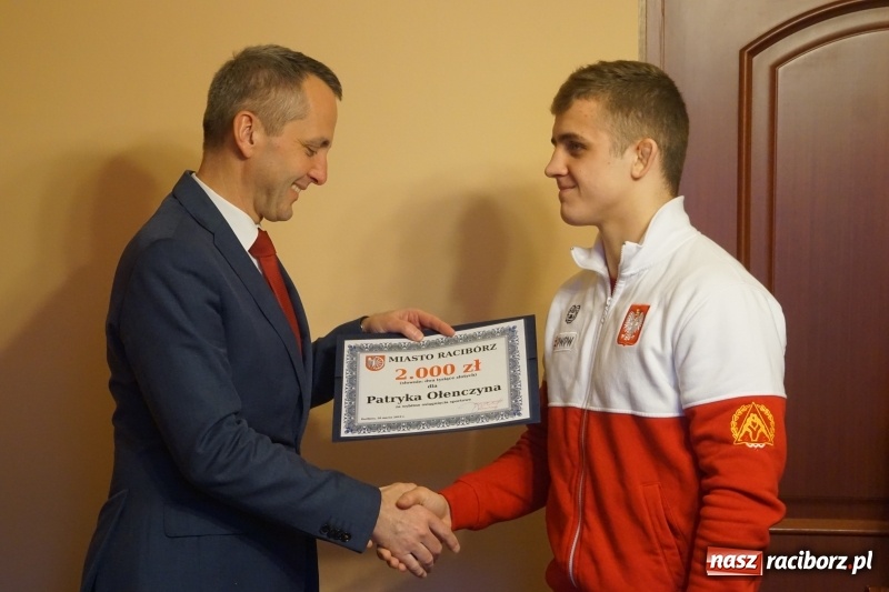 Zdjęcie w galerii na portalu naszraciborz.pl: Prezydent Dariusz Polowy spotkał się z wicemistrzem Europy w zapasach wiadomości z regionu
