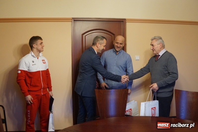 Zdjęcie w galerii na portalu naszraciborz.pl: Prezydent Dariusz Polowy spotkał się z wicemistrzem Europy w zapasach wiadomości z regionu