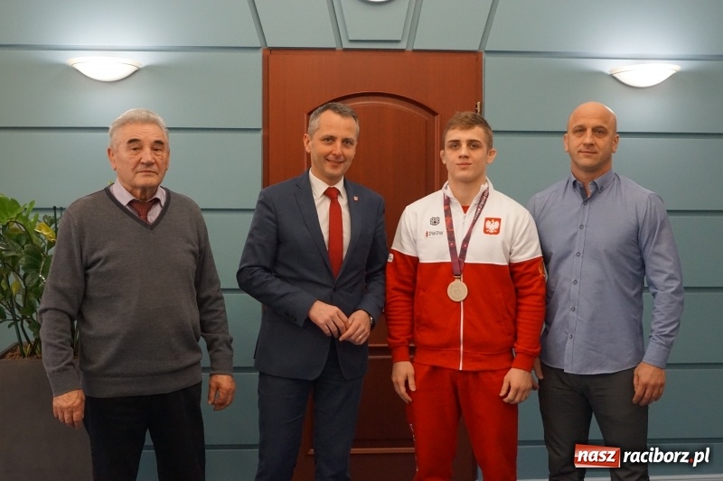 Zdjęcie w galerii na portalu naszraciborz.pl: Prezydent Dariusz Polowy spotkał się z wicemistrzem Europy w zapasach wiadomości z regionu