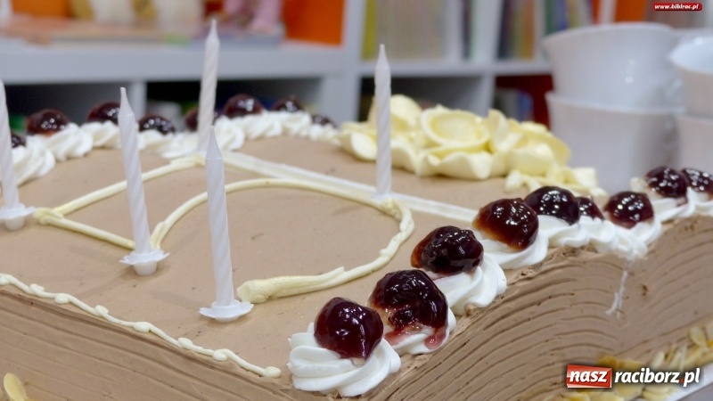 Zdjęcie w galerii na portalu naszraciborz.pl: Huczne 5. urodziny Klubu Przyjaciół Biblioteki na Ostrogu wiadomości z regionu