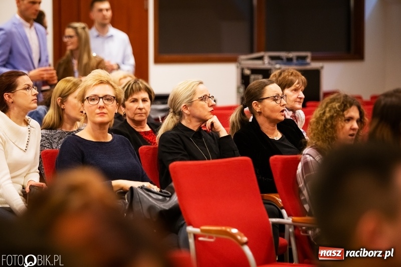 Zdjęcie w galerii na portalu naszraciborz.pl: Era Nowych Kobiet by Joanna Przetakiewicz na Zamku Piastowskim wiadomości z regionu