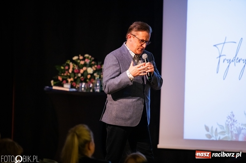 Zdjęcie w galerii na portalu naszraciborz.pl: Era Nowych Kobiet by Joanna Przetakiewicz na Zamku Piastowskim wiadomości z regionu