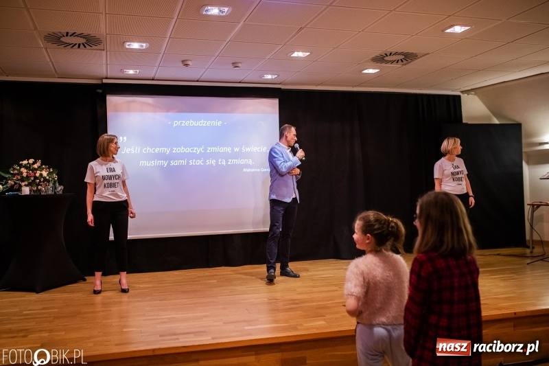 Zdjęcie w galerii na portalu naszraciborz.pl: Era Nowych Kobiet by Joanna Przetakiewicz na Zamku Piastowskim wiadomości z regionu