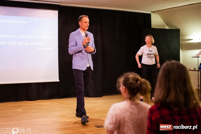 Zdjęcie w galerii na portalu naszraciborz.pl: Era Nowych Kobiet by Joanna Przetakiewicz na Zamku Piastowskim wiadomości z regionu