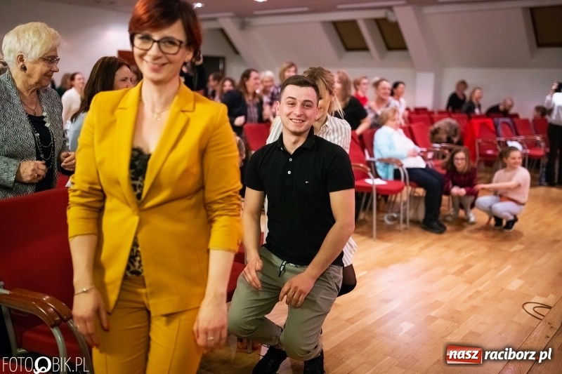 Zdjęcie w galerii na portalu naszraciborz.pl: Era Nowych Kobiet by Joanna Przetakiewicz na Zamku Piastowskim wiadomości z regionu