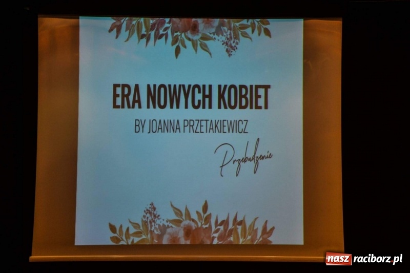 Zdjęcie w galerii na portalu naszraciborz.pl: Era Nowych Kobiet by Joanna Przetakiewicz na Zamku Piastowskim wiadomości z regionu