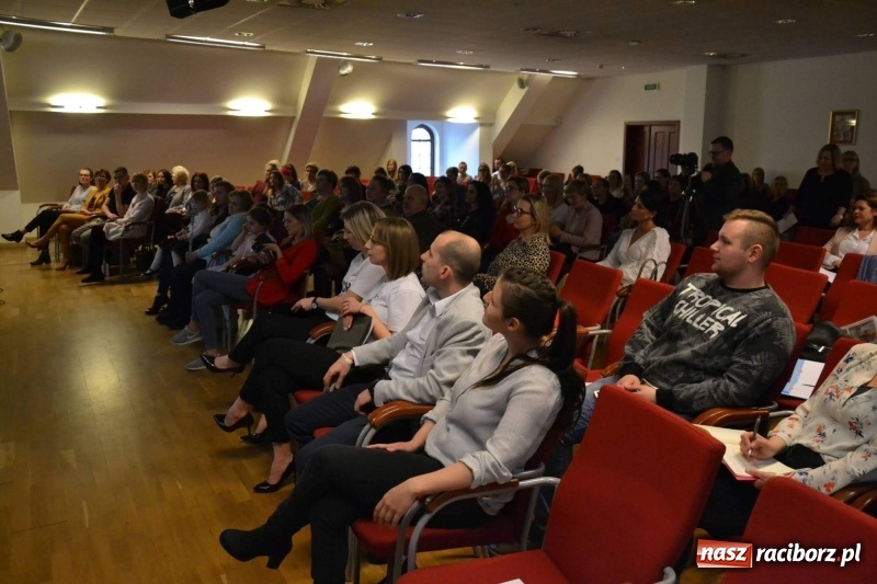 Zdjęcie w galerii na portalu naszraciborz.pl: Era Nowych Kobiet by Joanna Przetakiewicz na Zamku Piastowskim wiadomości z regionu